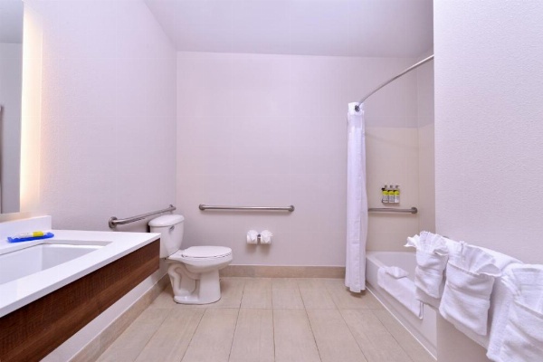 Holiday Inn Express Hotel & Suites Arcata/Eureka-Airport Area image 11